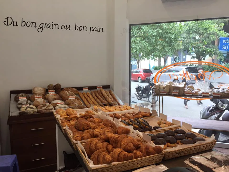 Quầy trưng bày bánh kem tại cửa hàng