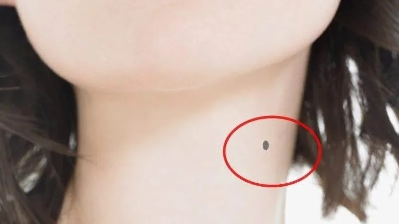 Tình duyên của phụ nữ có nốt ruồi giữa cổ cần thời gian để tìm người phù hợp