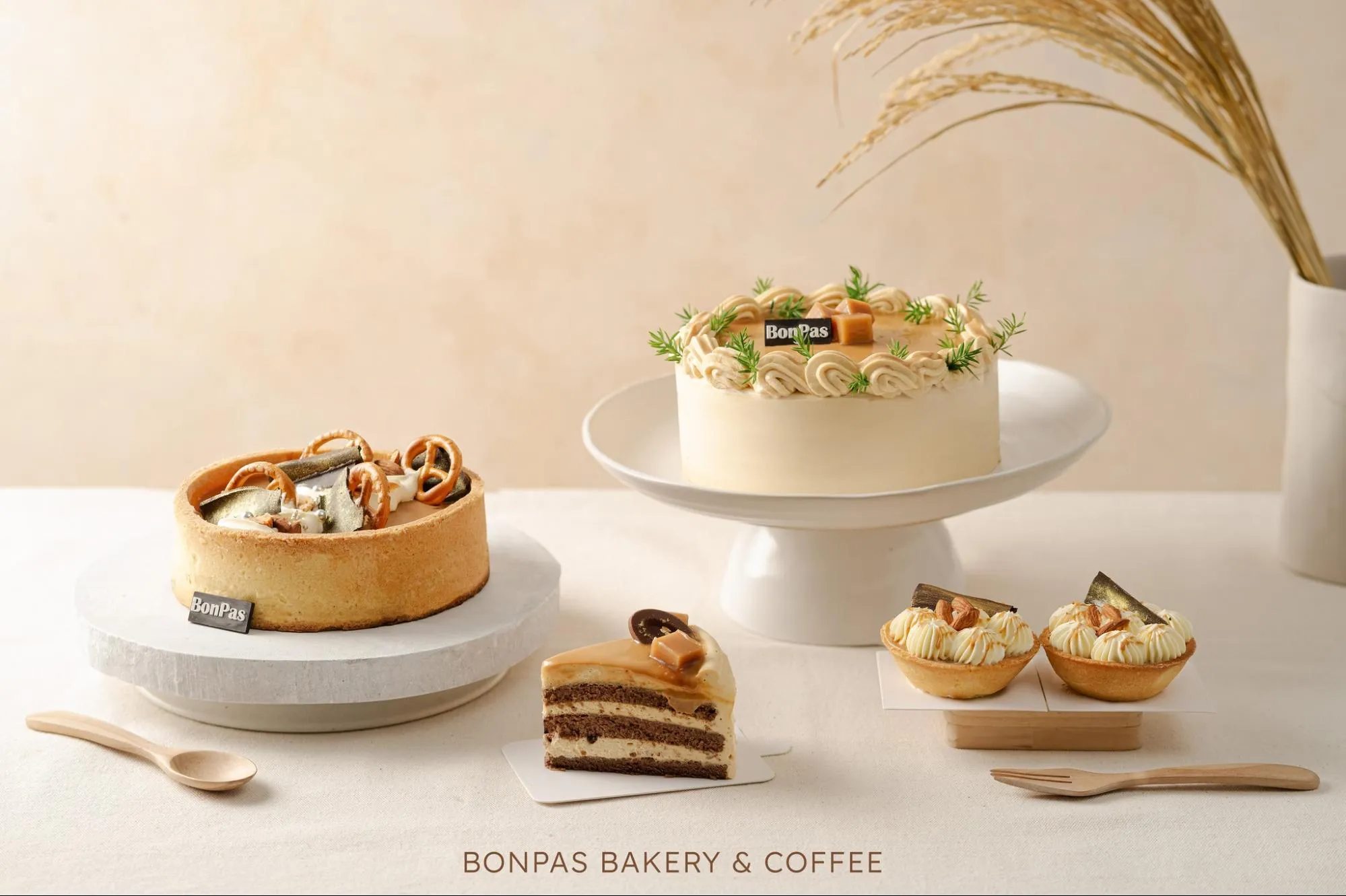 Ảnh minh họa các mẫu bánh đa dạng sắc màu tại Bonpas Bakery