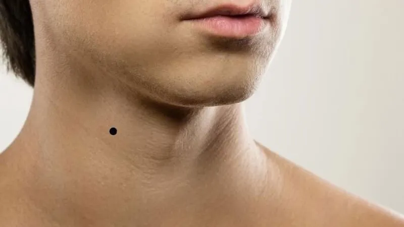 Phụ nữ có nốt ruồi giữa cổ thường giao tiếp khéo léo