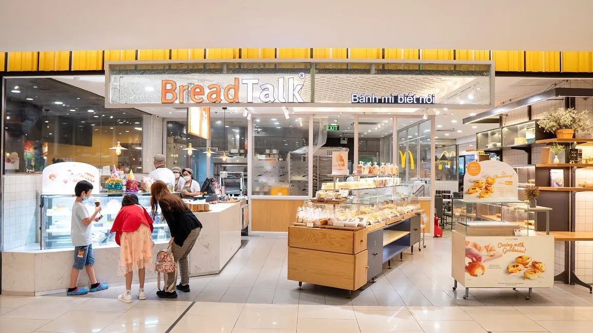 Nhận diện thương hiệu nổi bật của BreadTalk Bakery trên đường Nguyễn Thị Thập