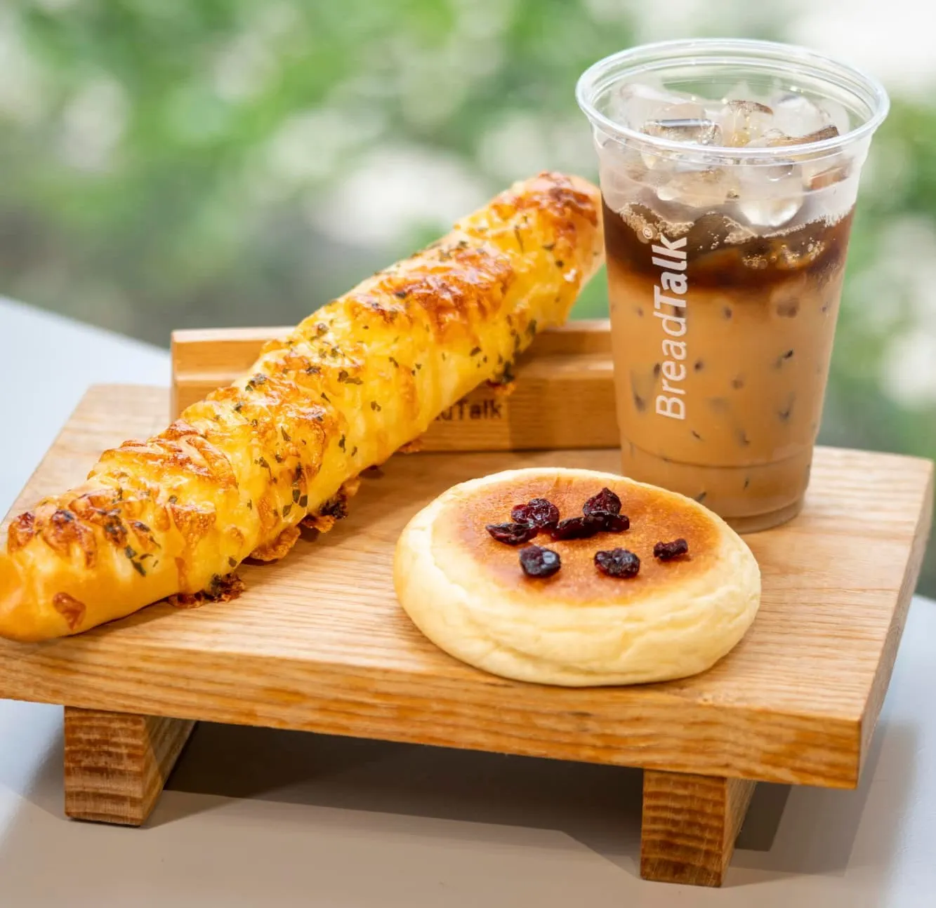Combo bánh và trà tại BreadTalk