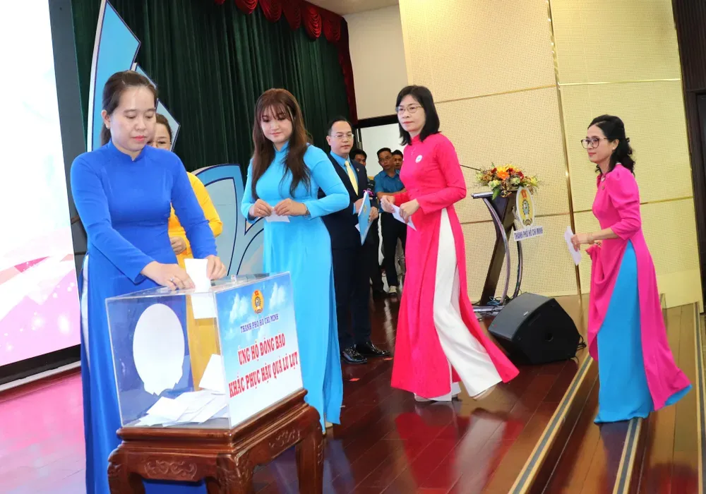 Nghĩa cử cao đẹp của phụ nữ thành phố hướng về đồng bào miền Trung