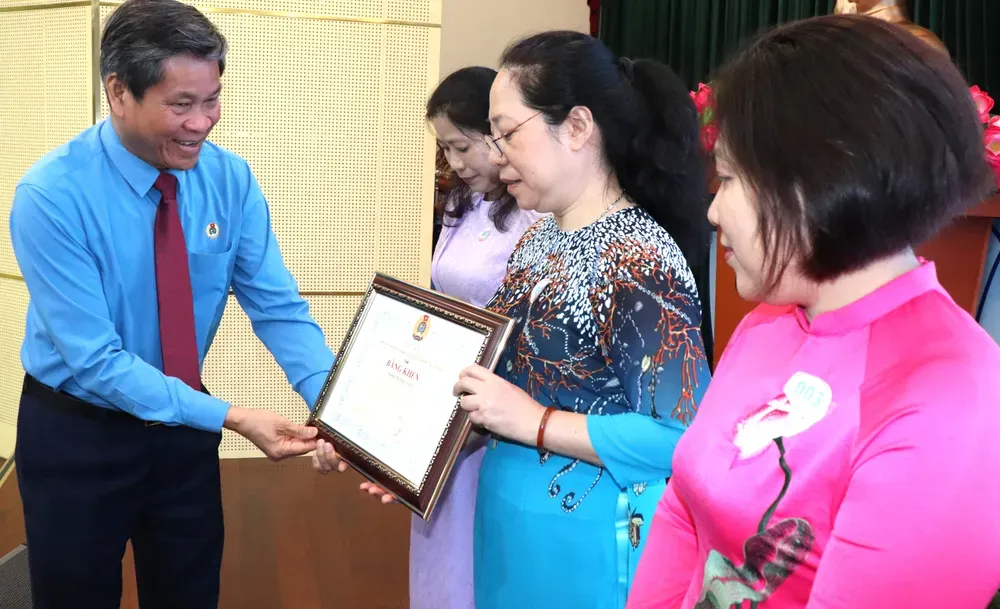 Phó Chủ tịch Tổng Liên đoàn Lao động Việt Nam Huỳnh Thanh Xuân trao hoa chúc mừng