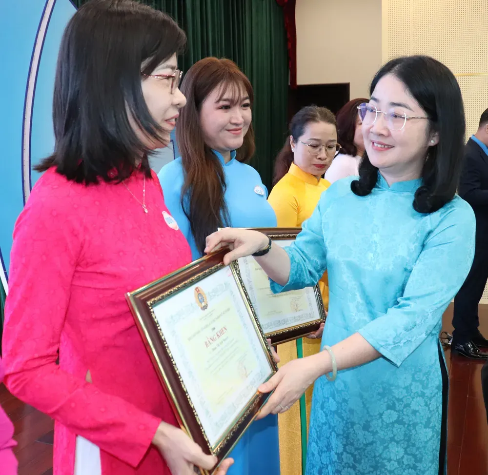 Đại diện Liên đoàn Lao động TPHCM vinh danh những cá nhân xuất sắc nhất