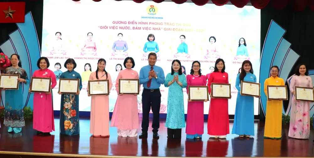 Không khí trang nghiêm tại buổi lễ tuyên dương các điển hình tiên tiến TPHCM