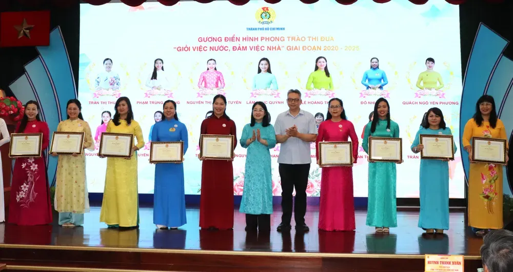 Những đóa hoa tươi thắm dành tặng cho các nữ đoàn viên công đoàn ưu tú