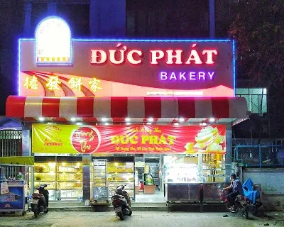 Không gian trưng bày bánh kem tại cửa hàng Đức Phát Bakery