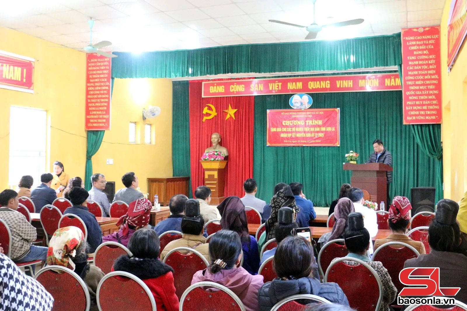 Phát quà cho hộ nghèo tại xã Bon Phẳng trong chương trình tặng quà tết 2026