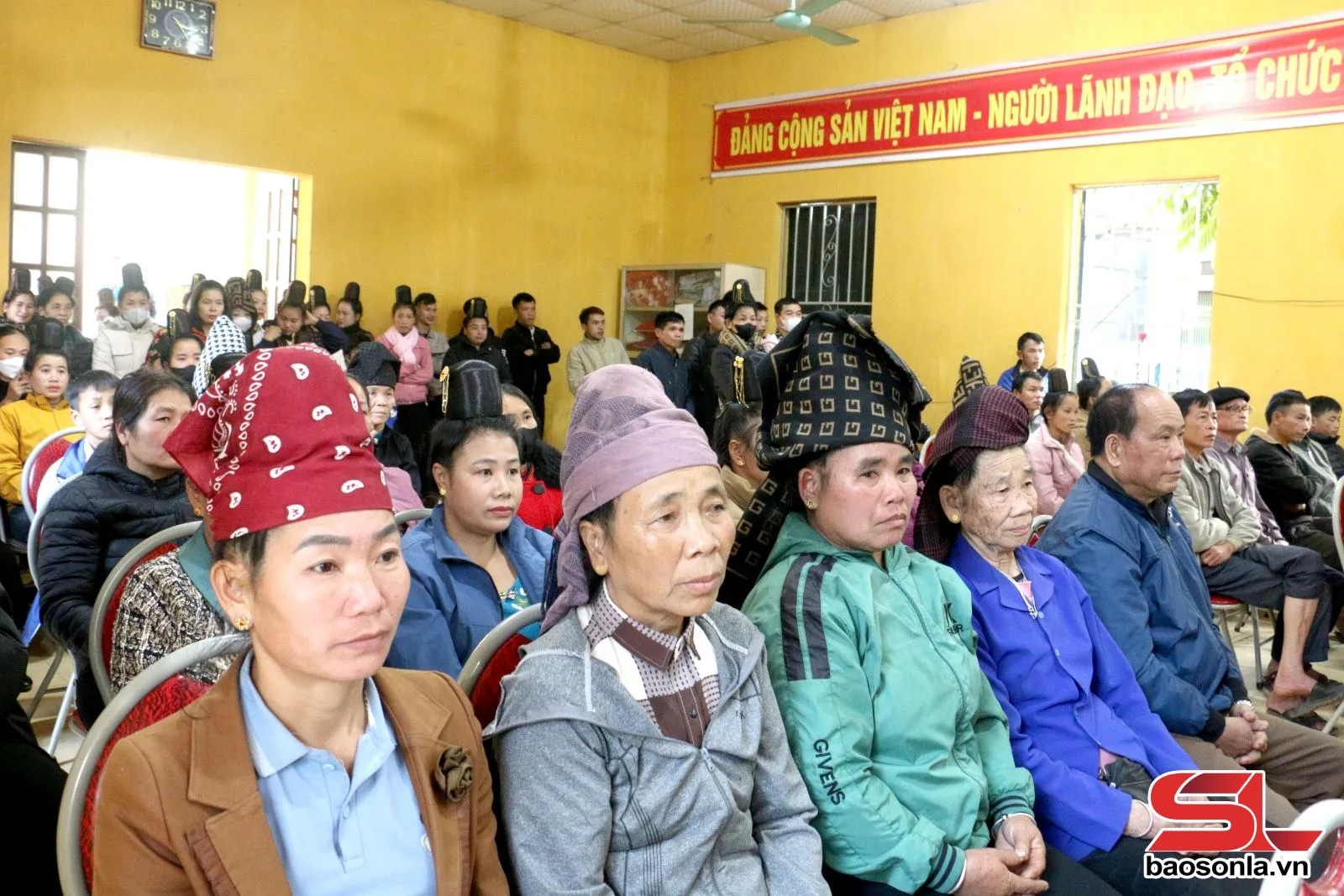 Bà con dân tộc Thái và Kinh tập trung đông đủ để tham gia chương trình tặng quà tết