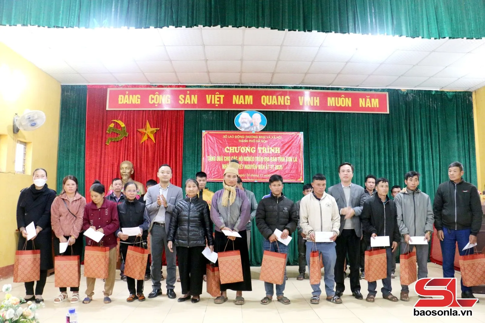 Lãnh đạo các đơn vị trực tiếp trao quà trong chương trình tặng quà tết cho hộ nghèo