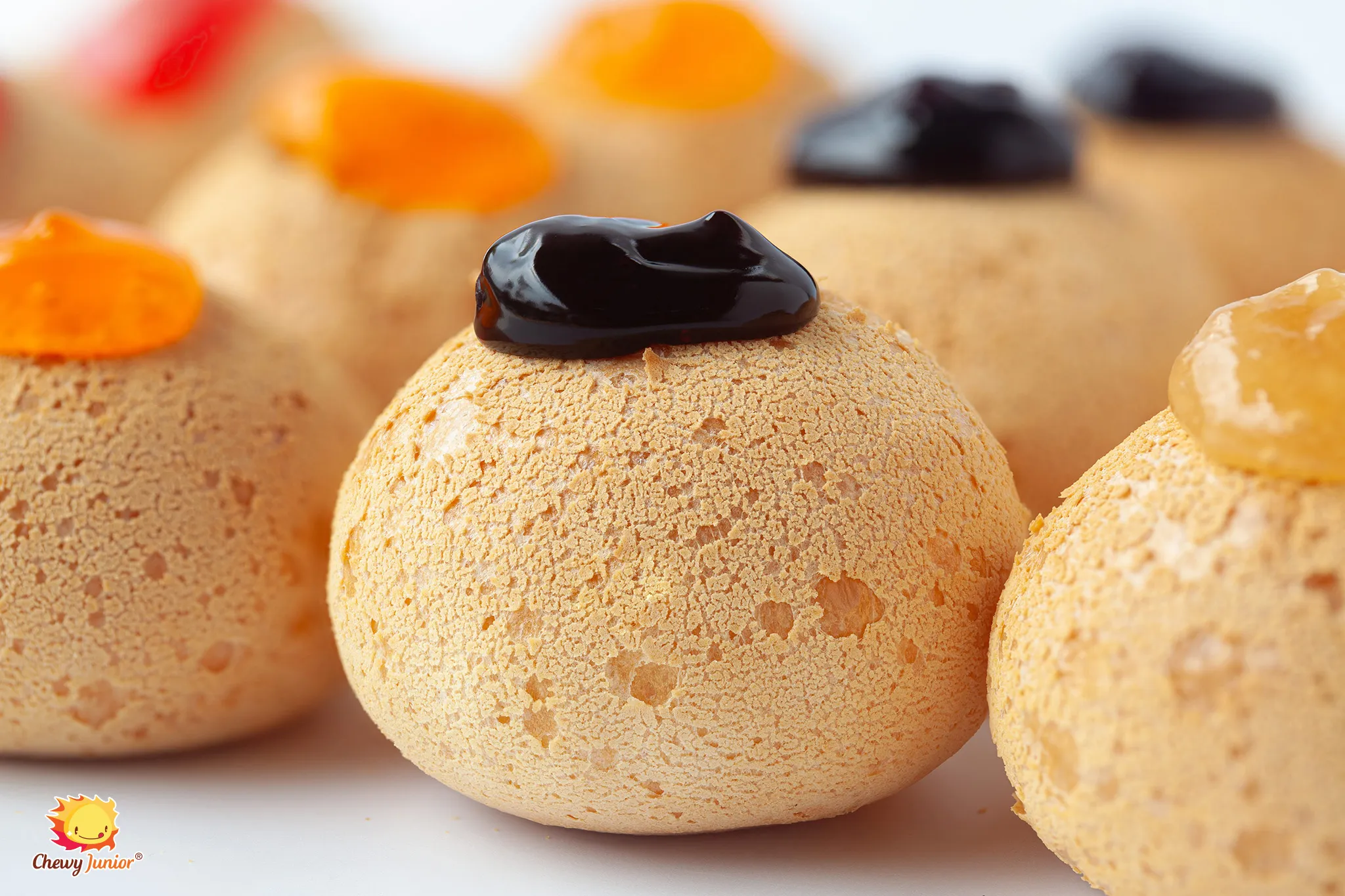 Cận cảnh nhân kem tươi béo ngậy bên trong vỏ bánh su kem dai đặc trưng