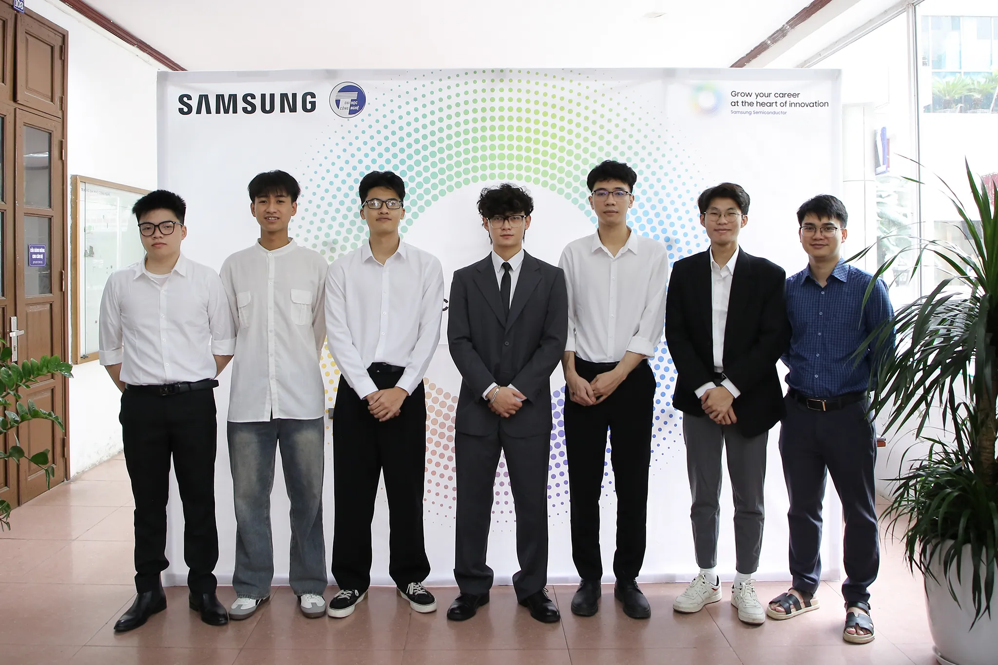 Nguyễn Minh Hiếu cùng các thí sinh trước khi vào phỏng vấn