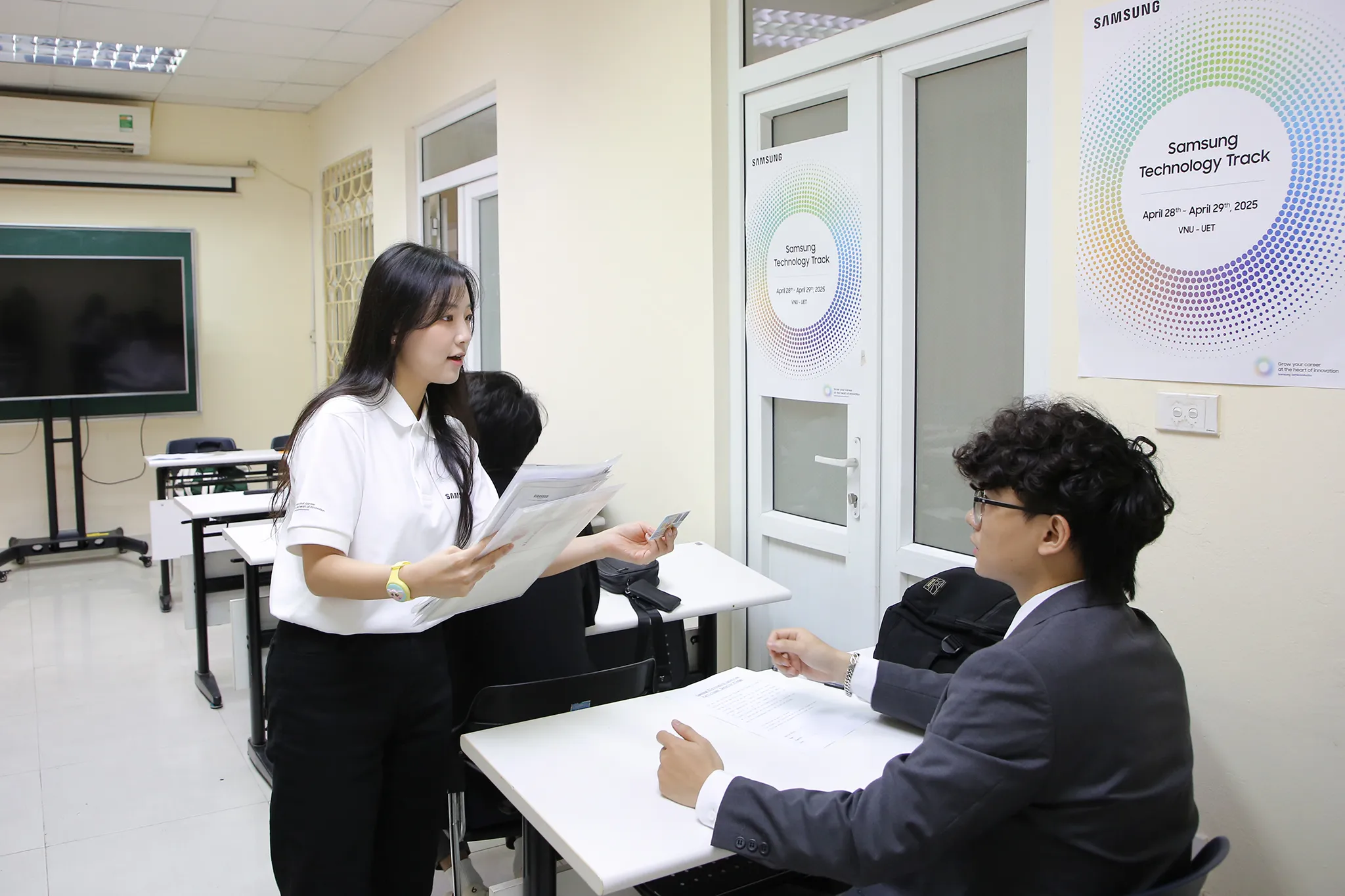 Các ứng viên tham gia phỏng vấn V-STT