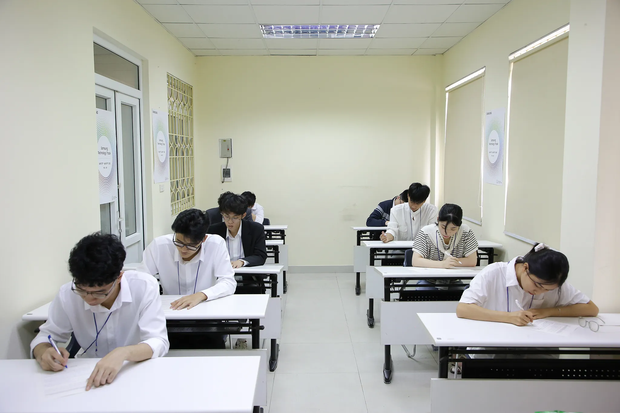 Các thí sinh làm thủ tục chuẩn bị phỏng vấn