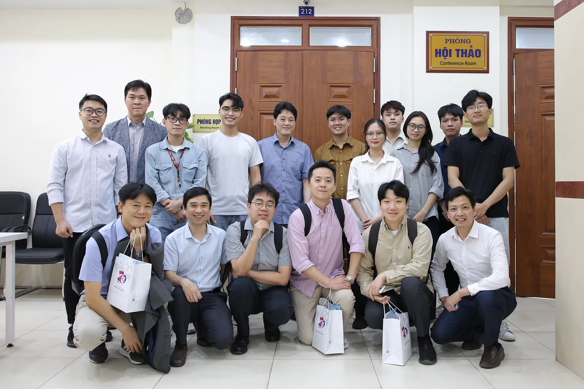 Khoa Điện tử viễn thông và các học viên khóa I hỗ trợ bộ phận tuyển sinh Samsung Electronics Hàn Quốc