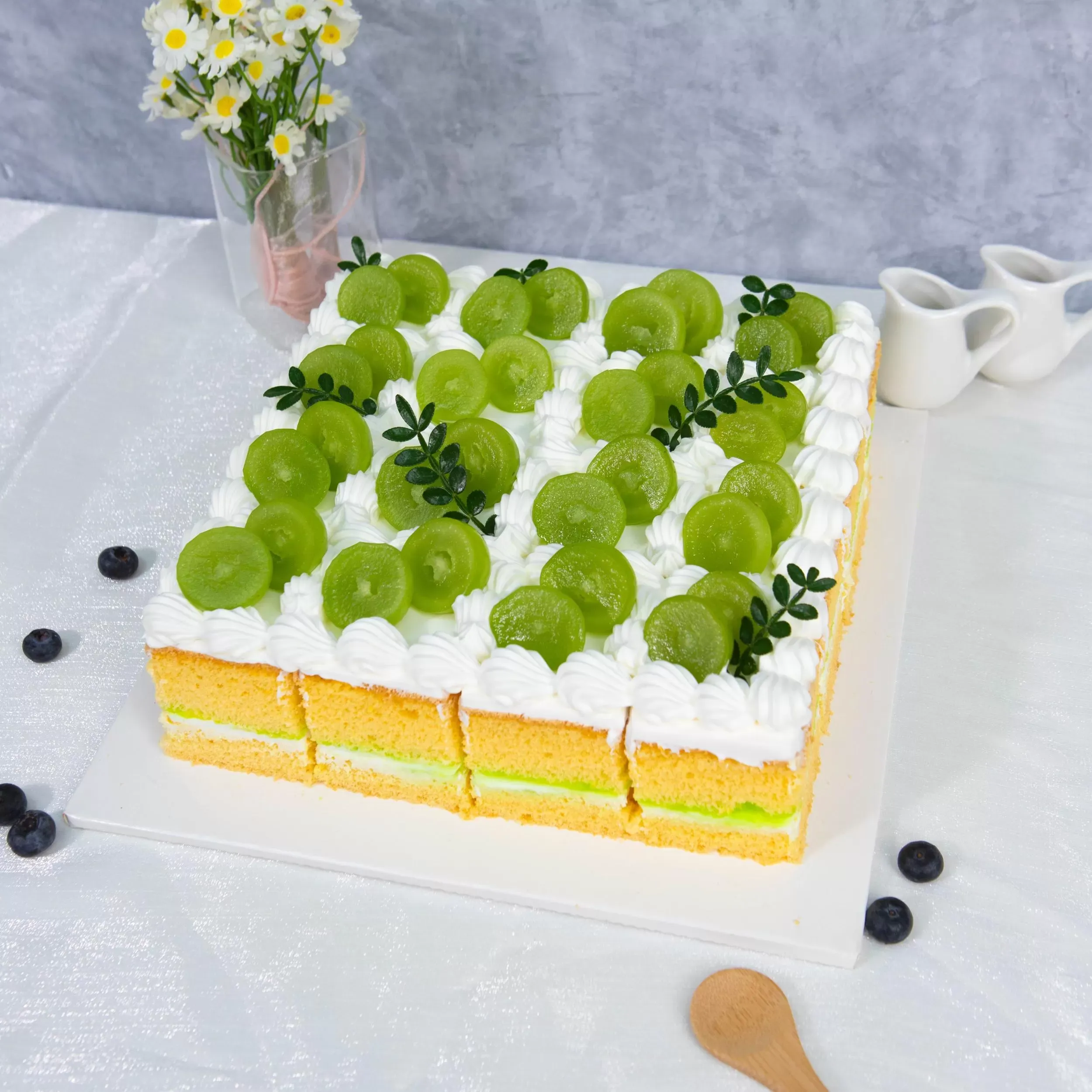 Bánh kem cắt miếng trang trí nho xanh