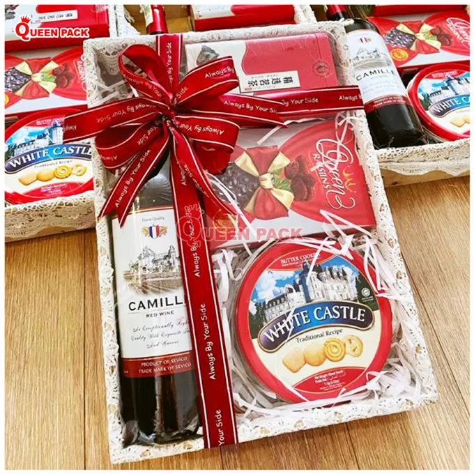 Khay gỗ đựng quà tết hình chữ nhật phối viền ren trắng thanh lịch