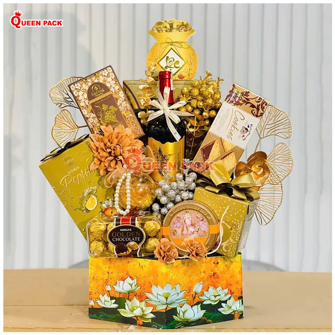 Khay gỗ đựng quà tết hình lục giác họa tiết sen vàng quý phái