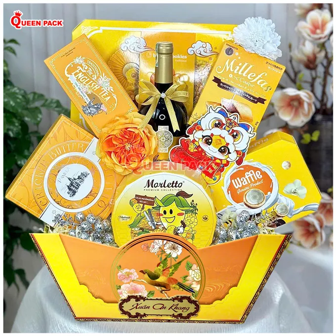 Khay đựng quà Tết 2026 dáng thuyền màu cam biểu trưng cho sự khởi đầu hanh thông