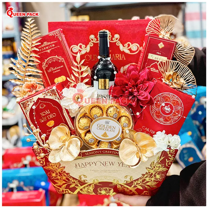 Khay thuyền giấy đựng quà Tết 2026 màu đỏ rực rỡ mang lại may mắn