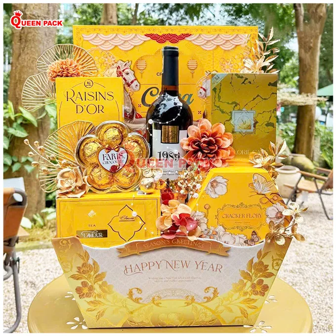 Khay đựng quà Tết dáng thuyền màu vàng kim tượng trưng cho tài lộc