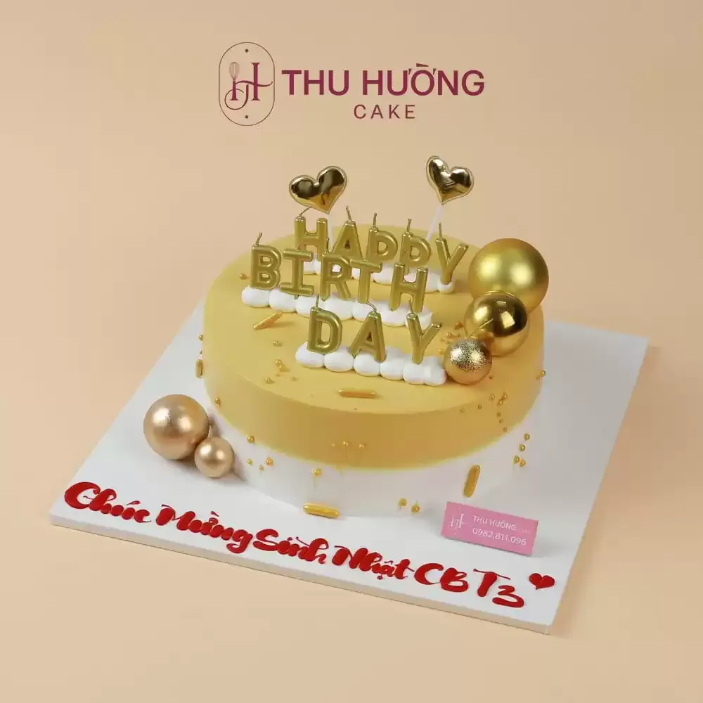 Kiểu bánh sinh nhật đơn giản với nến Happy Birthday