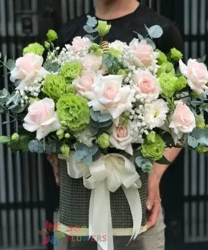 Lẵng hoa cắm tầng mang phong cách kiến trúc