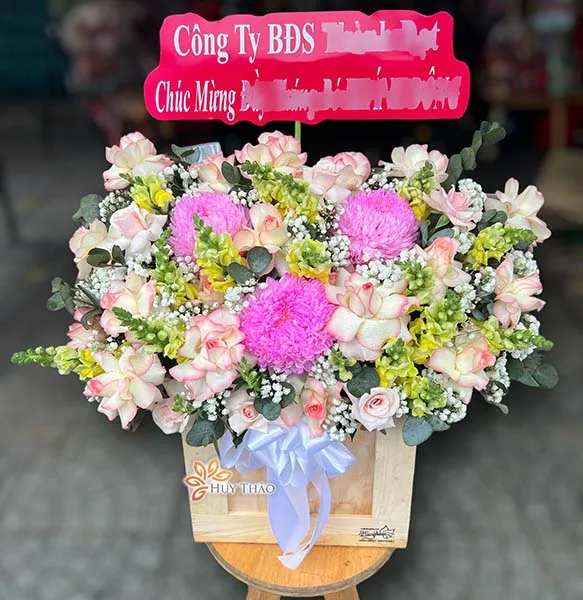 Lẵng hoa hồng kết hợp đa dạng màu sắc tặng sinh nhật ấn tượng