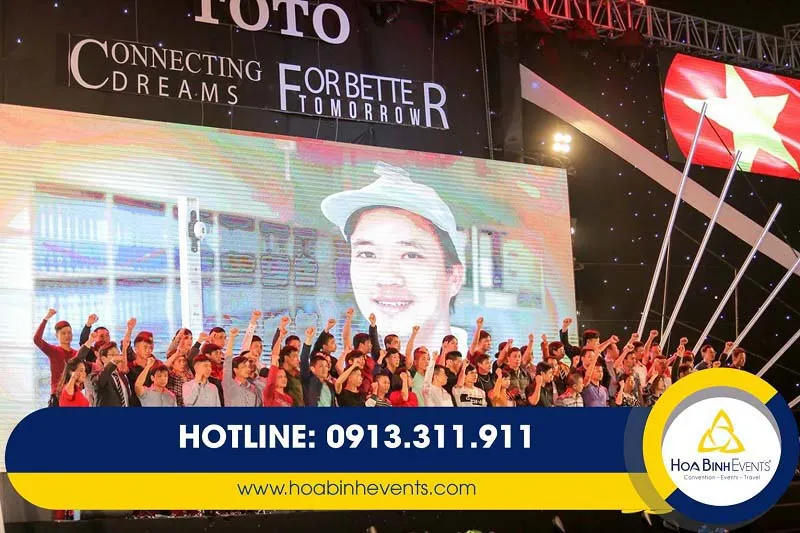 Đại diện đối tác trao quà chúc mừng tại lễ kỷ niệm thành lập công ty