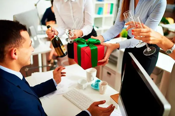 Quà tặng cấp trên cần thể hiện được sự kính trọng và đẳng cấp