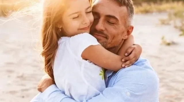 Khoảnh khắc hạnh phúc của bé khi nhận lời chúc từ gia đình