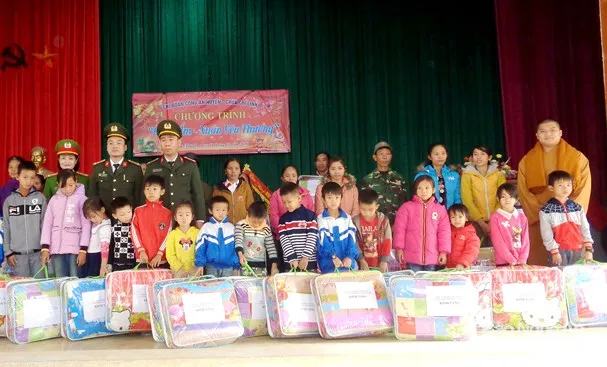 Khung cảnh buổi lễ trao quà thiện nguyện tại trường học