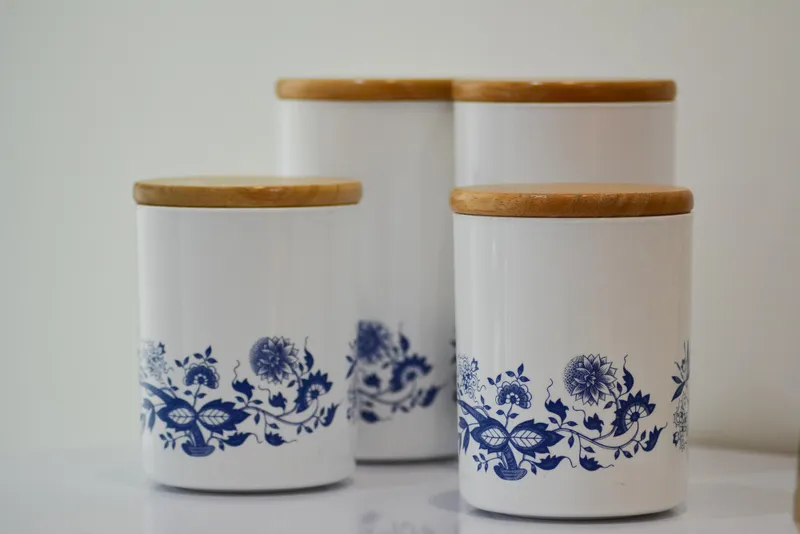 Hộp trà gốm sứ họa tiết nhẹ.