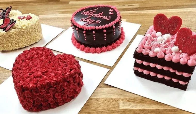 Mẫu bánh kem 8/3 tặng cô giáo trang trí hoa nhẹ nhàng