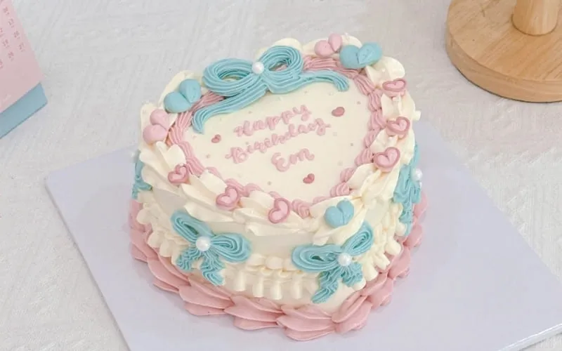 Mẫu bánh kem 8/3 tặng vợ, người yêu phối màu đỏ trắng