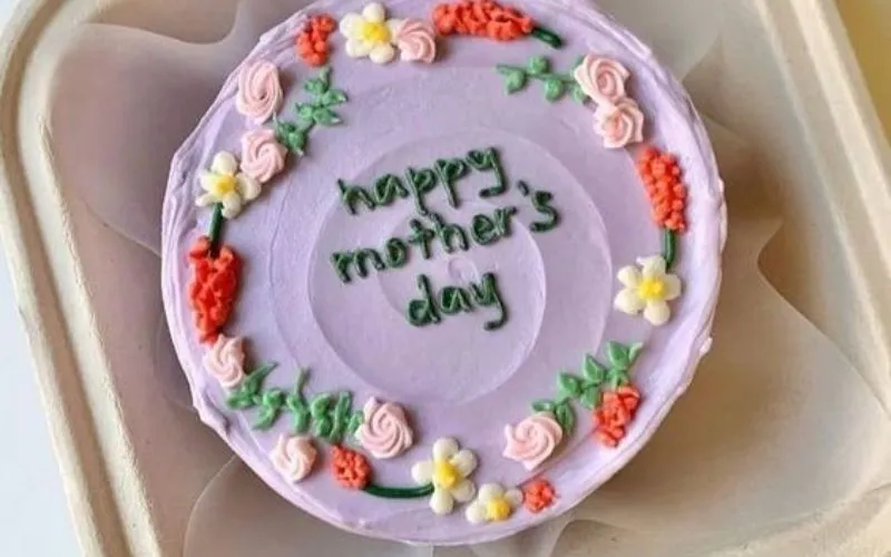 Mẫu bánh kem 8/3 tặng mẹ tông trắng ngà