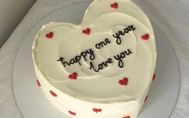 Mẫu bánh kem 8/3 tặng vợ, người yêu trang trí vàng