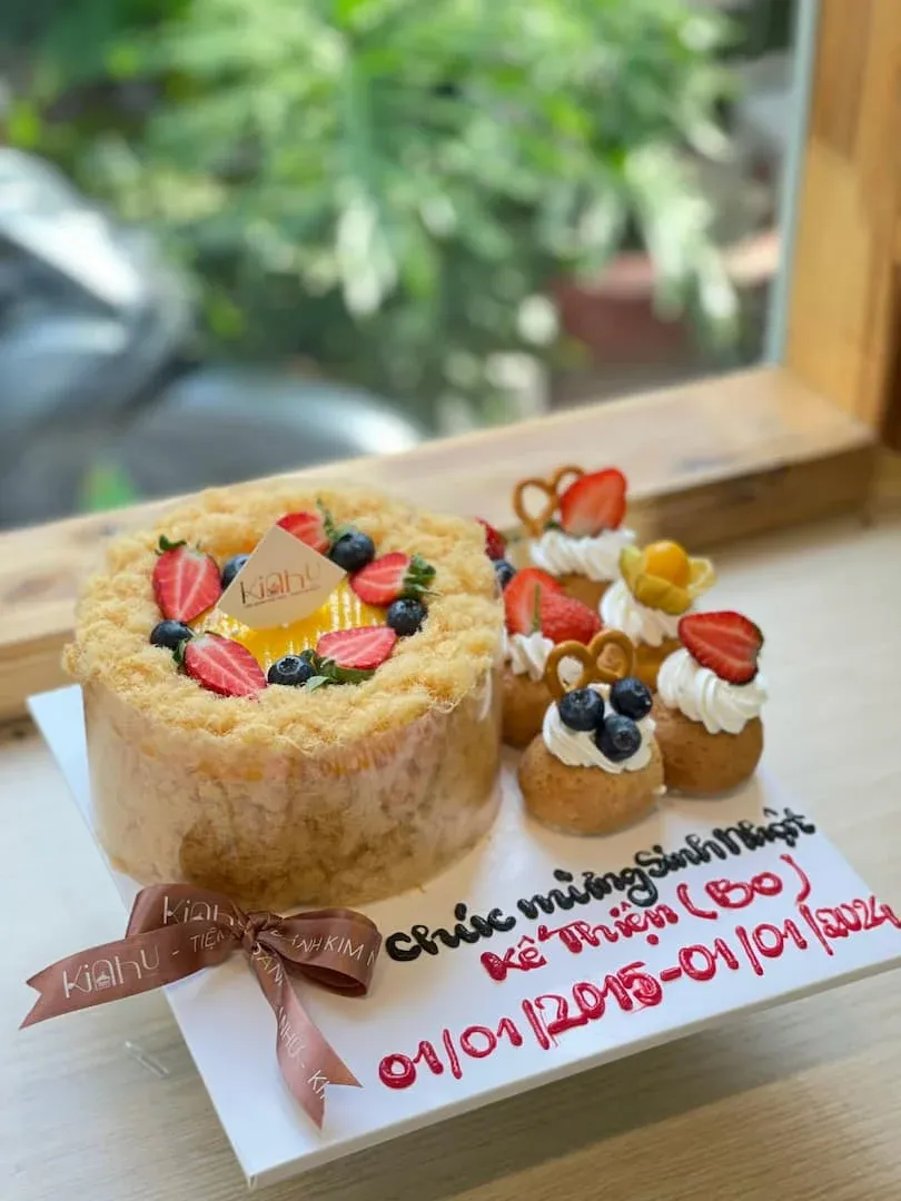 Mẫu bánh sinh nhật trứng muối đơn giản tinh tế cho nữ