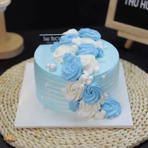 Bánh kem trang trí hoa kem nhẹ nhàng