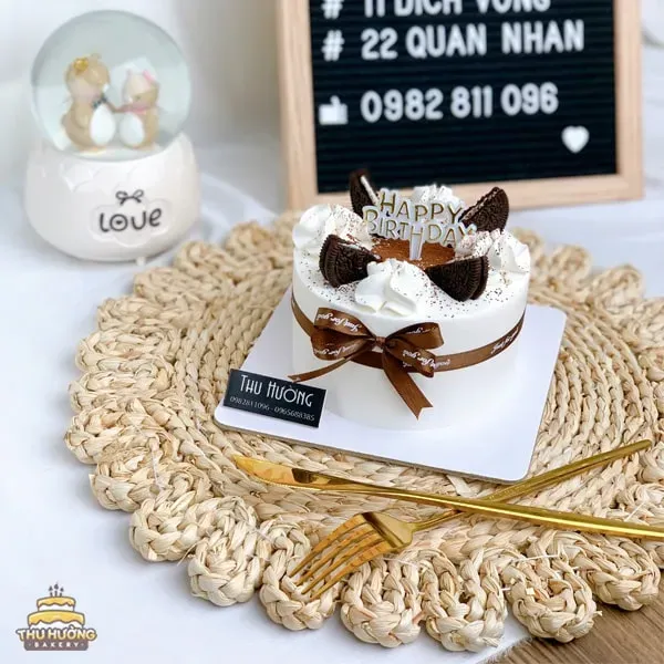Bánh sinh nhật mini trang trí Oreo và bột socola nguyên chất