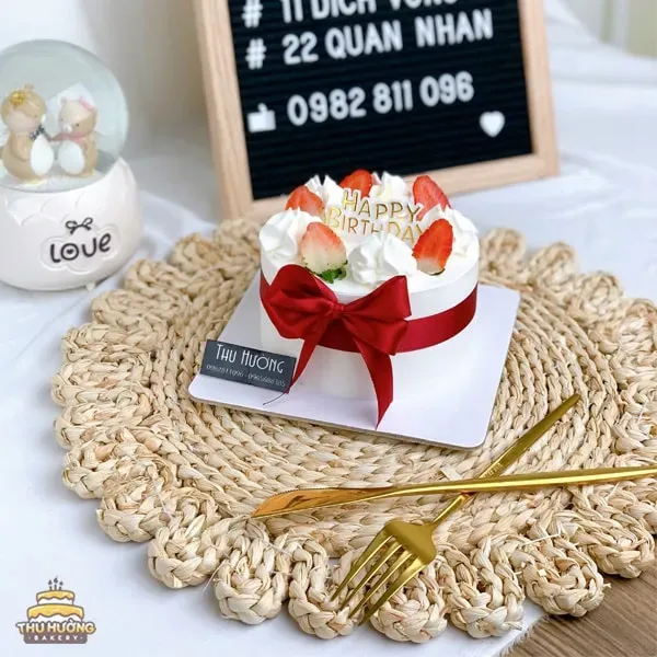 Bánh kem mini trang trí dâu tây tươi và kem whipping mịn màng