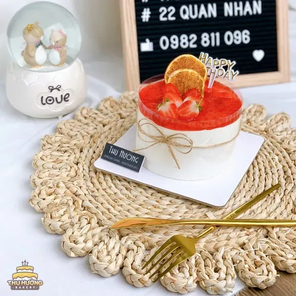 Bánh sinh nhật mini phủ mứt dâu đỏ mọng ngọt ngào cho bé gái