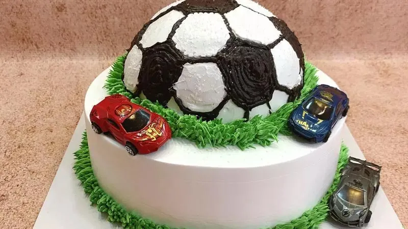 Bánh kem tạo hình xe hơi sống động cho bé trai