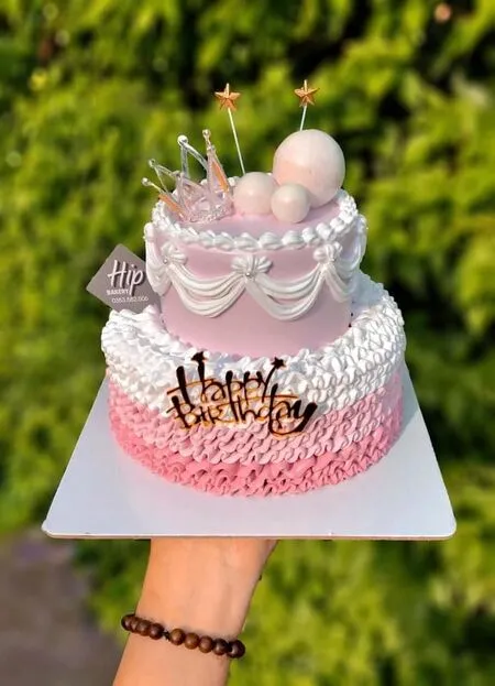 Mẫu bánh sinh nhật bé gái 2 tầng búp bê Barbie