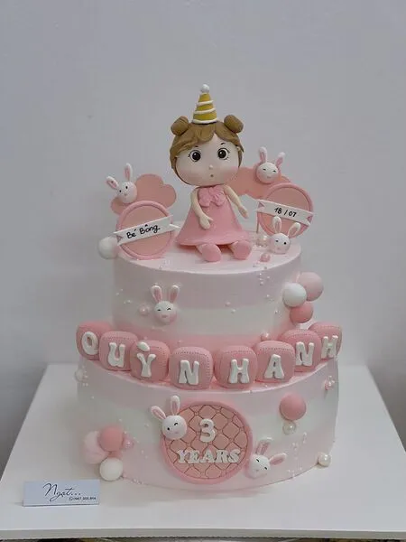 Mẫu bánh sinh nhật bé gái 2 tầng trang trí lông vũ