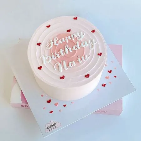 Mẫu bánh sinh nhật bé gái đơn giản bằng kem bơ mịn