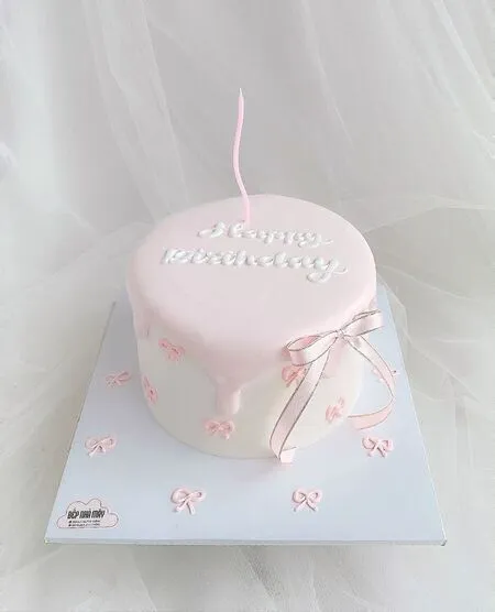 Mẫu bánh sinh nhật bé gái phong cách tối giản