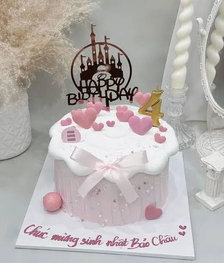 Mẫu bánh sinh nhật bé gái trang trí kẹo mút