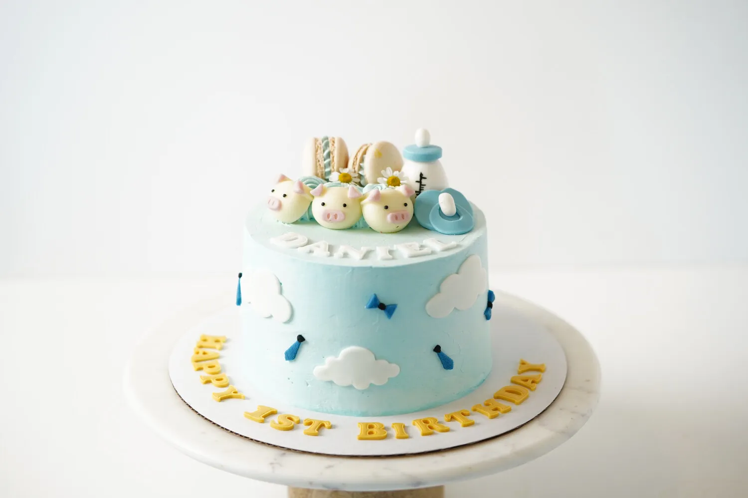 Mẫu bánh sinh nhật máy bay và bầu trời tự do